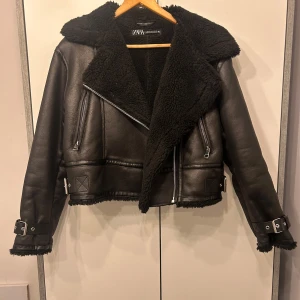 Zara biker jacket - Jättefin svart skinn och teddyjacka ifrån Zara i helt nytt skick aldrig använd. Nypris 699kr