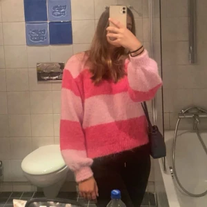 Rosa randig stickad tröja - Säljer en mysig rosa stickad tröja.🩷