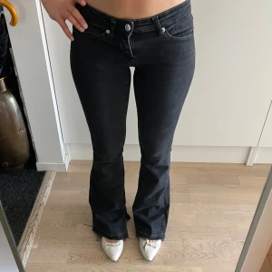 Lågmidjade bootcuts jeans med slits  - Lite slitna längst ner. Storlek W25 L34 men har klippt lägst ner på jeansen. Midjemått 33cm tvärs över, lite stretchiga. Passar storlek 32-34. 