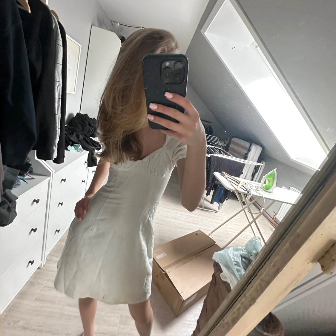 Vit kortklänning med puffärmar