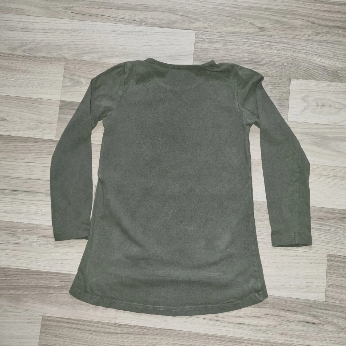 Olivgrön långärmad tröja med kaninmotiv från Lindex  - 1