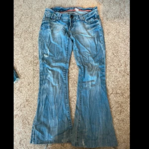 Lowwaist bootcut jeans  - Säljer dessa trendiga jeans från Chiq/H&M!! Har tyvärr inte bilder med dom på eftersom dom inte passar😇De är i storlek S/M