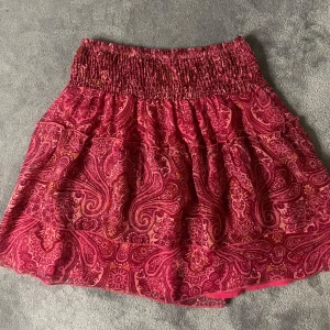 Rosa mönstrad volangkjol från shiwi - Superfin mönstrad volang kjol i storlek S från SHIWI. Stretchig resår i midjan.