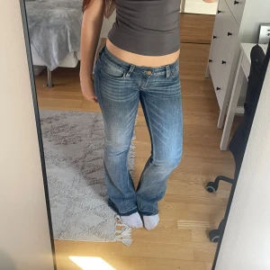 Weekday jeans  - Säljer dessa populära Weekday jeansen då de tyvärr är lite för små. Använda men fortfarande i bra skick! Jag har sprättat upp sömmen längst ner så de blivit lite längre i benen (se bild)🌸