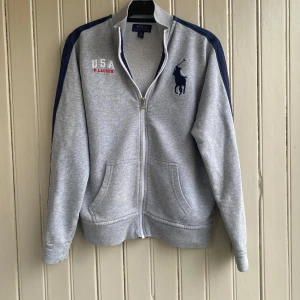 Ralph Lauren zip up  - En mycket fin Ralph lauren zip up. Lite tunnare än vissa andra perfekt inför sommaren.   Storleken säger L men det är för att det är barnstorlekar. Så jag skulle säga att det är som en XS eller S. Måtten är 55 i längd och 40 i axelbredd.  Tveka inte på att skriva om du har några frågor!💬
