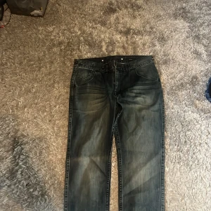 Mörkblå jeans från Emilio - Säljer ett par mörkblå jeans från Emilio