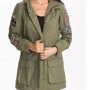 Odd Molly Grön parkajacka ny  med patches - Säljer en ny  odd Molly parkajacka med coola patches på ärmarna. Jackan har huva, stora fickor framtill och stängs med dragkedja och knappar. Perfekt för dig som vill ha en unik och trendig look.