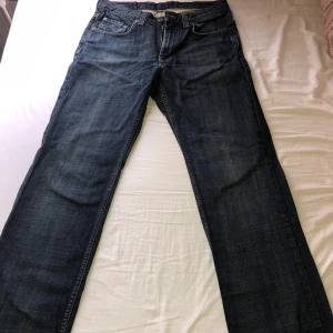  Tommy Hilfiger jeans 32/34 - Säljer ett par mörkblå jeans från Tommy Hilfiger med raka ben. 