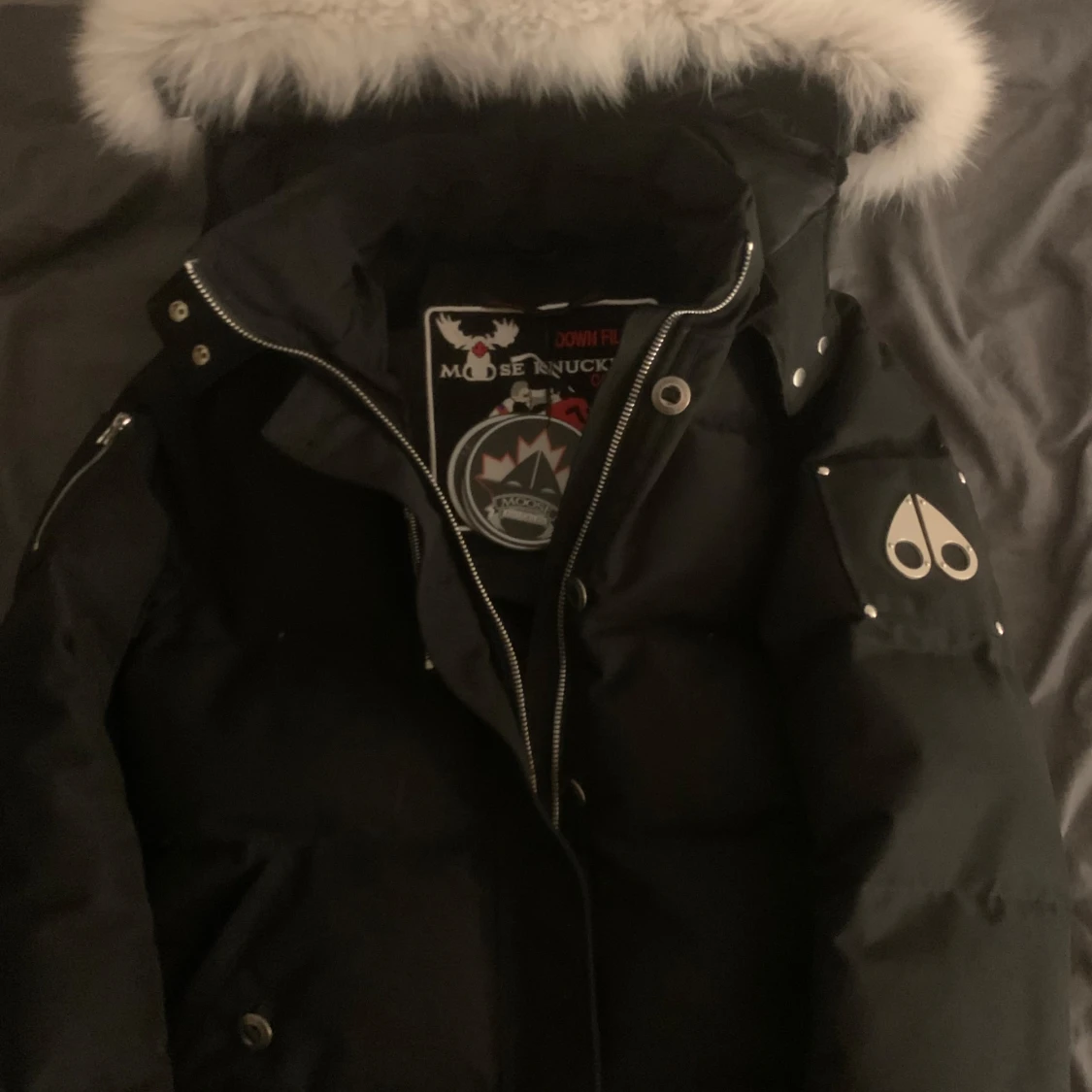 Svart dunjacka med pälskrage från Moose Knuckles