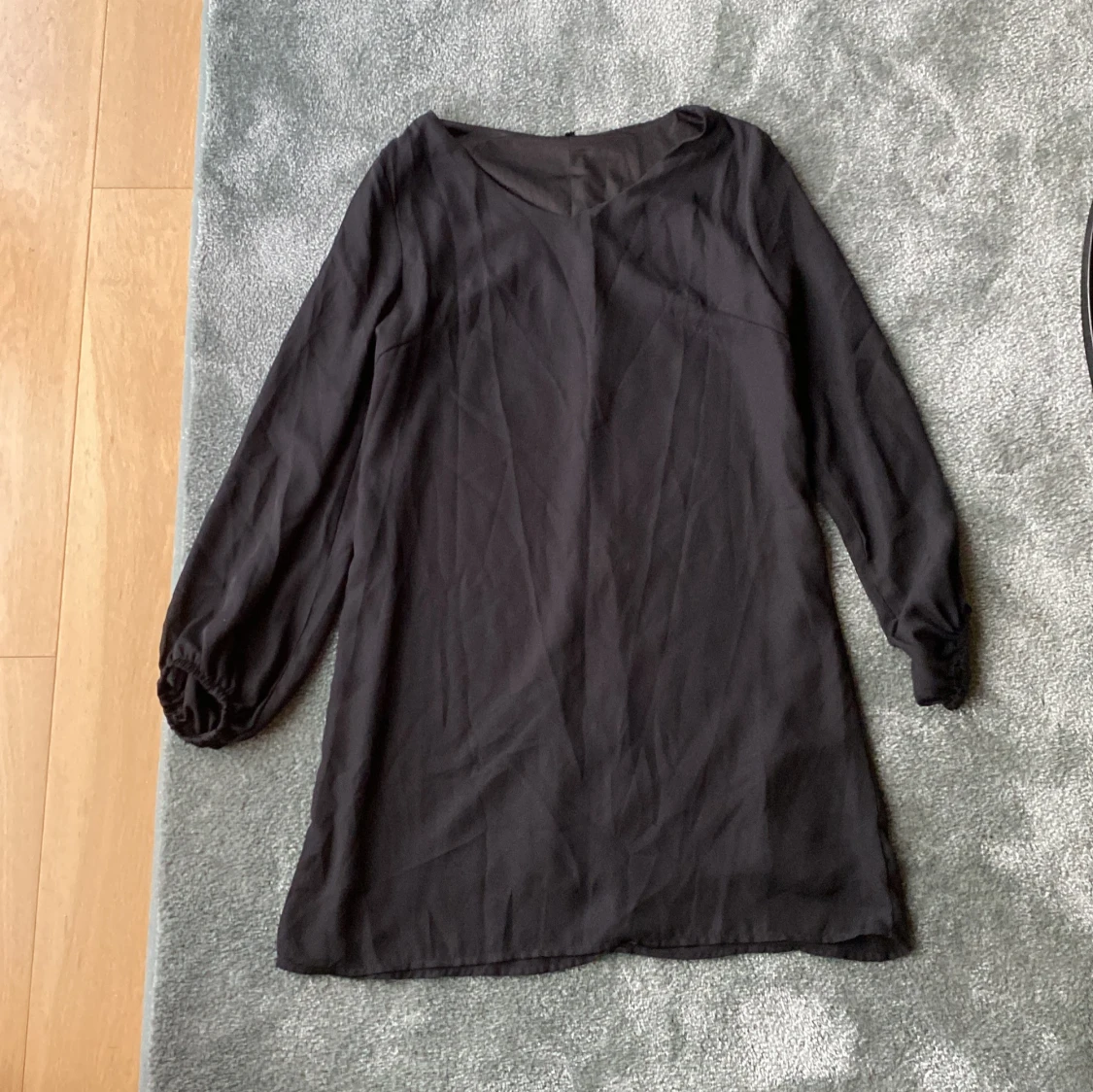 Svart långärmad klänning