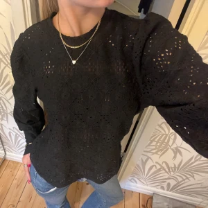 Svart blus med broderade detaljer - Säljer en jättefin svart blus med broderade hålmönster och puffiga långärmar. Endast använd 1 gång men har en nopra se sista bilden. Bara att skriva om du har några frågor mm💕