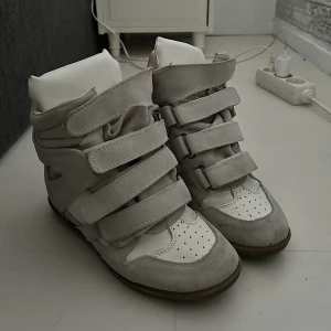 Isabel Marant skor  - INTRESSEKOLL! 🙌🏻💕på mina fina isabel marant skor i storlek 36 Dem är använda men de finns inga tecken på slitage eller något likande och dem är väldigt fräscha, den ena sulan på skon har jag tagit bort då den skavde jätte mkt, men de är inget som är synligt. Utöver det finns det inga deffekter som är synliga! Nypris på dessa är 5900 , ni får jätte gärna skicka prisförslag 💖💖💖klacken är 8cm!