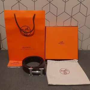 Bälte med H-spänne - Säljer ett exklusivt brunt bälte med H-spänne i silver. Bältet är tillverkat i skinn || Längd 105 cm