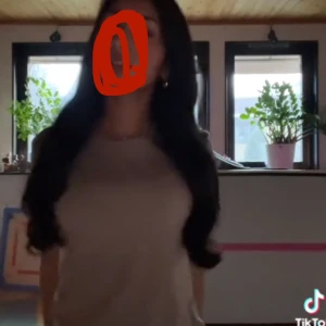 Beige ribbad topp - Säljer en enkel och stilren beige ribbad topp med korta ärmar. Perfekt att matcha med jeans eller kjol för en avslappnad look.