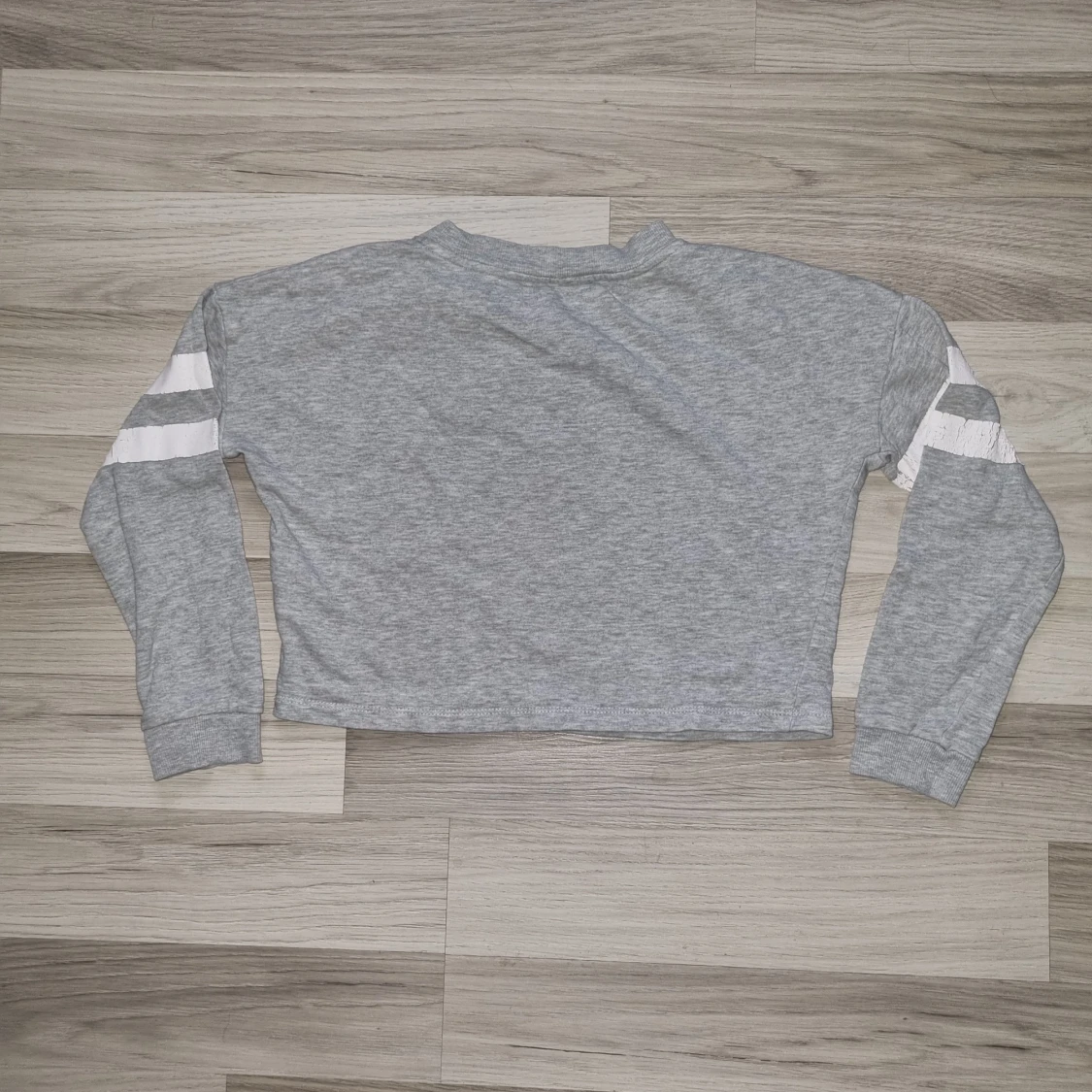Grå croppad sweatshirt från H&M - 1