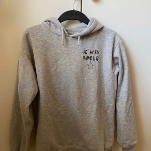 Grå hoodie - En superfin grå hoodie från Gina Young, använd fåtal gånger och i superfint skick! Storlek 170, sitter som en storlek S.