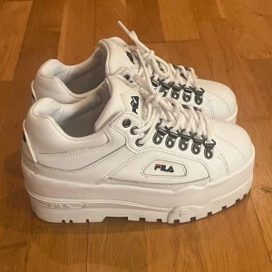 Snygga Fila skor💋 - Säljer dessa fila skor eftersom att de inte passar! De är använda MAX 2 gånger och de säljs inte längre❤️PRISET KAN DISKUTERAS