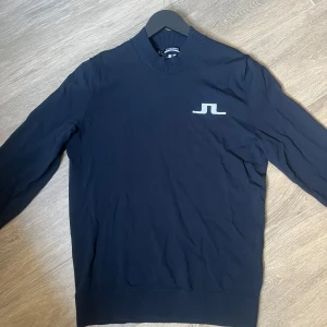 J.Lindeberg Gus - 🌇Säljer en mörkblå J.Lindeberg Gus i storlek M. | 9/10 | Nypris 1.400 kr | Passar perfekt att ha på stan eller på golfbanan! ⛳️