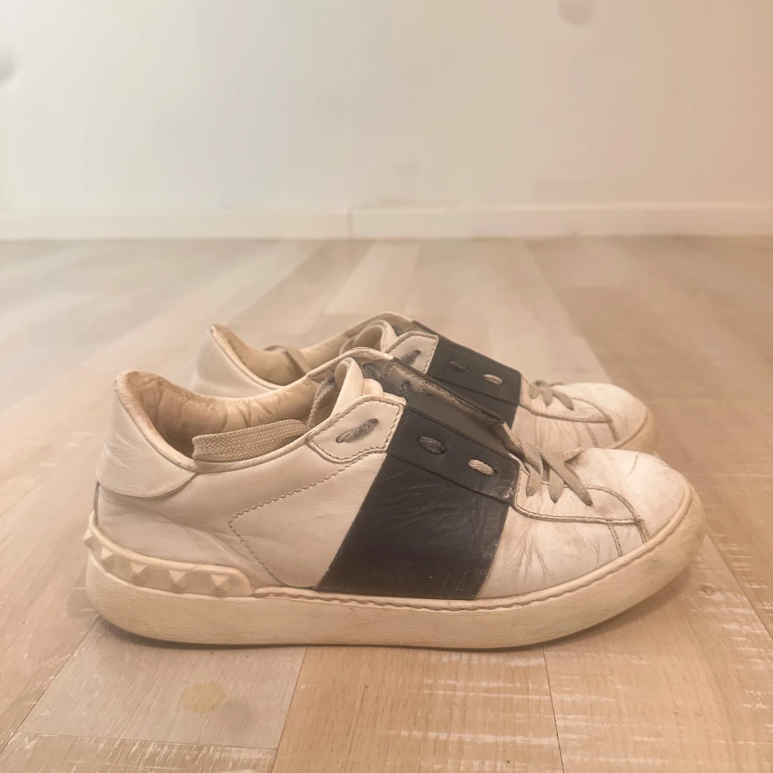Valentino Garavani sneakers med svart detalj - 1