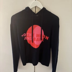 Svart hoodie från FROM FUTURE med tryck - Svart cashmere hoodie från from future. Jätte fin och populär, fin färg. 