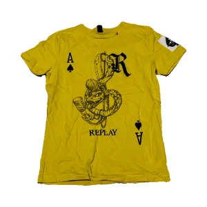 T-shirt  - Super snygg gul t-shirt med tryck använd några gånger den är lite tight på mig