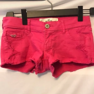 Rosa jeansshorts från Hollister - Säljer ett par knallrosa lågmidjade jeansshorts från Hollister. Svin snygga! St 24, xxs. Kom privat vid frågor!❤️