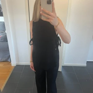 Stickat set  - Säljer detta helt oanvända svarta setet, perfekt för sommar 