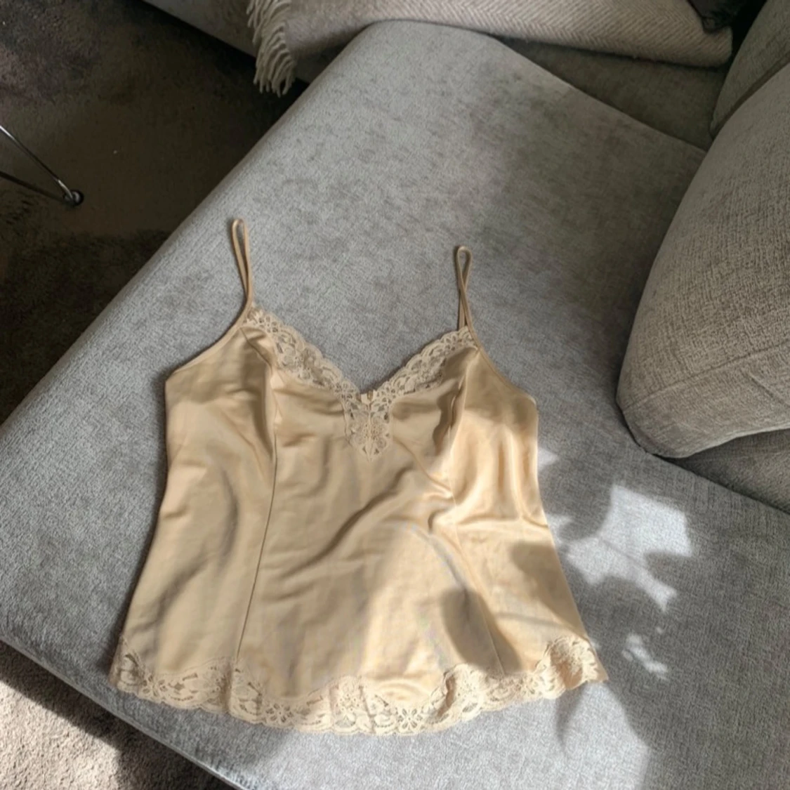 Beige linnetopp med spetsdetaljer - 1