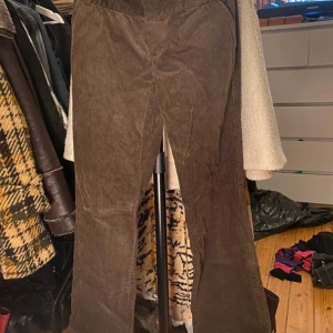 Bruna manchesterbyxor  - Garderobsrensning pågår! 👗 Shoppa loss bland en massa fina plagg. Kika in på min sida, så kanske du hittar något mer du gillar!  Har du frågor om ett plagg? Tveka inte att höra av dig!  (OBS: Kan tyvärr inte ta bilder med plaggen på.)