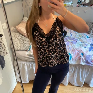 Silkes pyjamas topp - Sååå söt silkes pyjamas topp, hade absolut kunnat ha denna tillsammans med en svart kort kjol och svarta höga boots😍