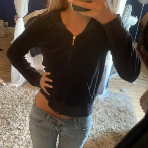 Juicy Couture velour zip hoodie  - Mörkblå jättesöt Juicy Couture velour hoodie med dragkedja och huva. Baksidan har en stor krona i glittriga stenar och logotypen i silver. Jackan har en figurnära passform och är sååå snygg!💞
