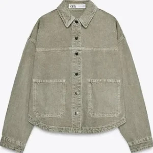 Grön snygg zara jacka - Säljer en snygg grön jeansjacka från zara i storlek S!! Nästan helt oanvänd❣️