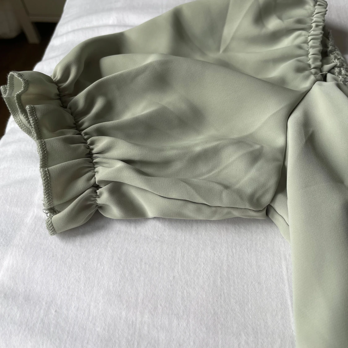 Ljusgrön omlottklänning med puffärmar - 2