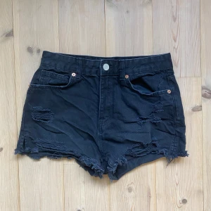 svarta jeansshorts - supersnyggt för sommaren !! men tyvärr för litet för mig
