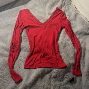 Röd Spetströja  - Röd långärmad spettströja från Amisu (New yorker) i storlek XS. Köpare står för frakt. 