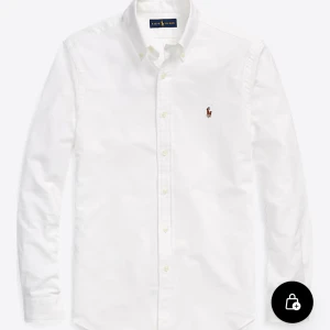 Vit skjorta från Ralph Lauren - Klassisk vit skjorta från Ralph Lauren med broderad logga på bröstet. Skjortan har slim fit passform, knappar framtill och button-down krage. Perfekt för en stilren look. Nypris 1500kr, hör av dig om du har några frågor☺️