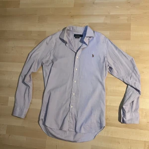 Ljuslila skjorta från Polo Ralph Lauren - Riktigt snygg och fräsch lila Raffe skjorta. Använd några gånger, pris kan diskuteras