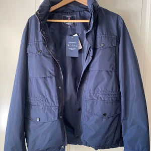 Field jacka - Field jacket från Bondelid. Nypris 1799kr jag säljer för 1299kr. Jackan är helt ny och är aldrig använd. Jackan är i storlek S. Hör av er om ni har fler frågor.