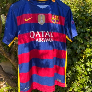 FC Barcelona tröja - FC Barcelona-tröja med Messi #10 på ryggen. Tröja från säsongen 2015/16 i mycket gott skick. Storlek L, men sitter mer som M. Köpt på Vinted, så kan tyvärr inte garantera äktheten.