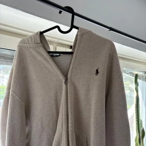 Ralph Lauren Zip - Säljer denna Ralph Lauren Zip, stl: Large men passar även M