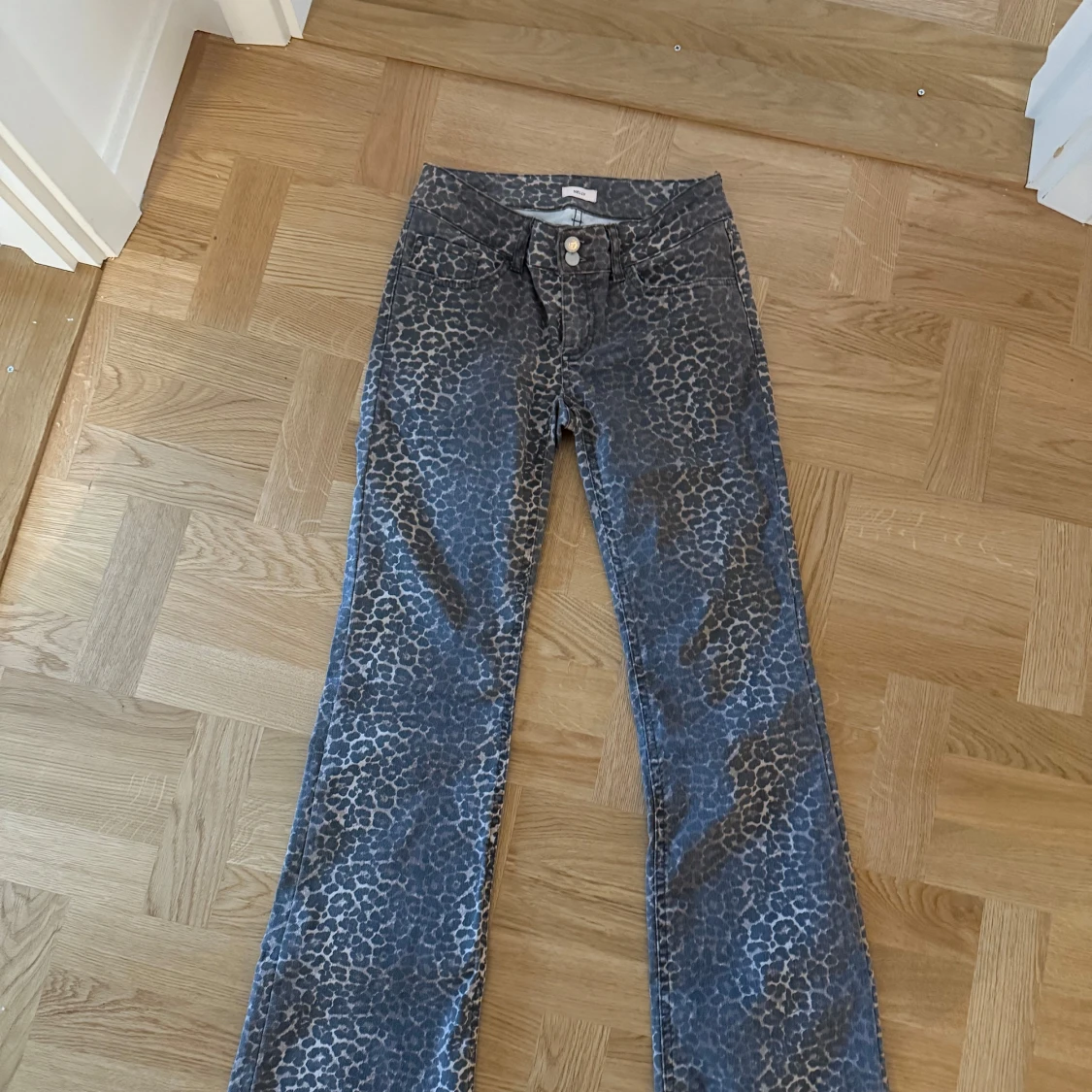 Grå leopardmönstrade jeansbyxor