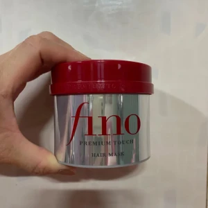 Fino Premium Touch hårmask - Fino Premium Touch Hair Mask. Innehållet är en krämig hårinpackning som återfuktar och vårdar håret på djupet. Perfekt för dig som vill ge håret extra glans och mjukhet. (Finns 6 st helt oöppnade)