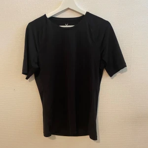 Svart tränings T-shirt - Svart t-shirt från SOC i funktionsmaterial, perfekt för träning. Klassisk passform med rund hals och korta ärmar. Materialet andas och håller dig torr och bekväm under aktivitet.