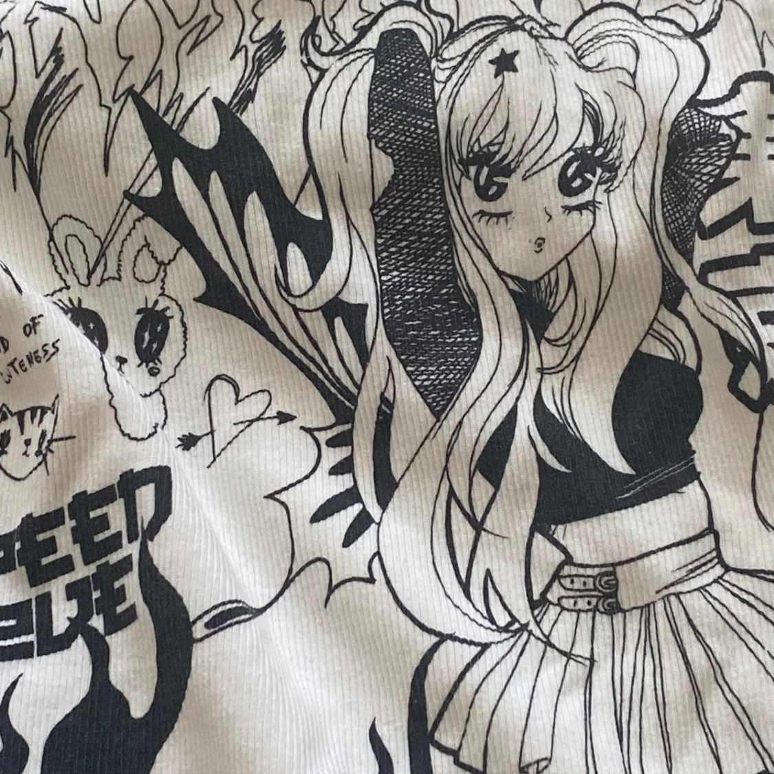 Vit långärmad tröja med anime-tryck - 1