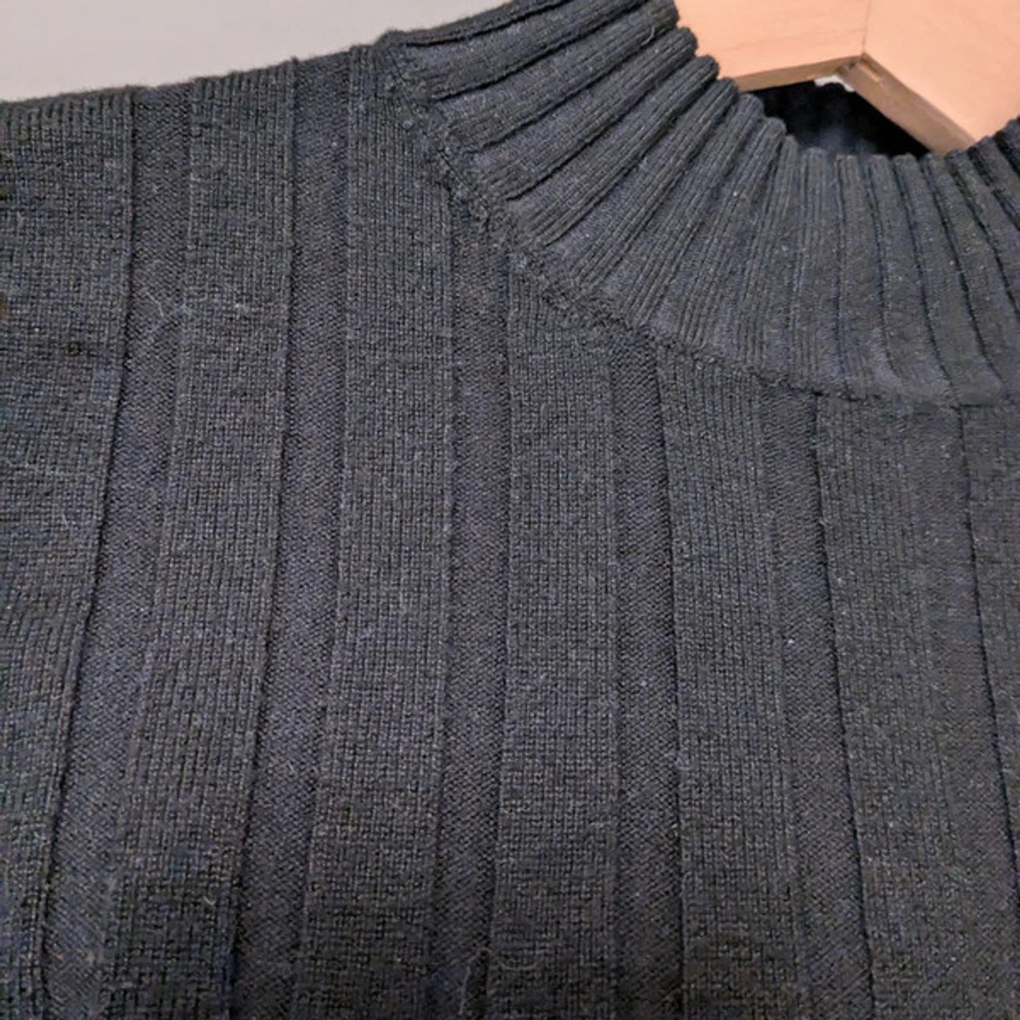 Svart ribbad polotröja - 2