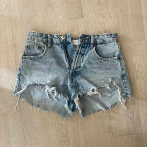 Ljusblåa jeansshorts från Zara - Säljer ett par ljusblåa jeansshorts med slitningar från Zara. Perfekta för sommardagar och en avslappnad stil. Tyvärr så har dom blivit försmå för mig så inga bilder på!!💕
