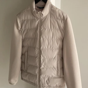 Beige jacka från Zara - Säljer en beige jacka från Zara. Storlek s och väldigt bra skick. Pris går att diskuteras.