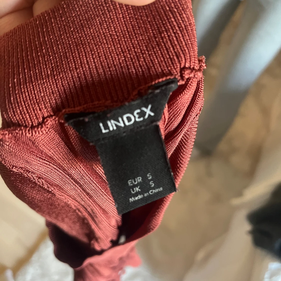 Rostfärgad ribbad croppad linnetopp - 4