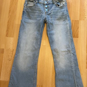Jeans från Ginatricot - Super fina jeans från Ginatricot i storlek 146. Säljer pgå att de inte inte kommer till användning. ALLA KLÄDER TVÄTTAS INNAN SKICKNING
