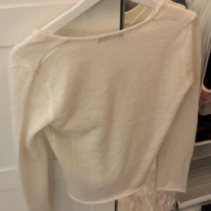 Vit stickad tröja från brandy - Säljer en enkel och stilren vit stickad tröja från brandy. Tröjan har v-ringning och långa ärmar, perfekt för lager-på-lager eller som den är. Passar till det mesta och är supermjuk.